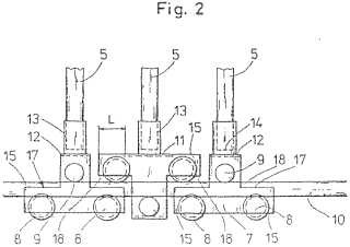 Toldo para vagones ferroviarios u otros dispositivos de transporte o almacenamiento con arcos de toldo montados sobre carros de rodadura.