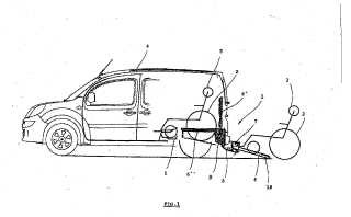 Rampa plegable que permite que un pasajero minusválido en silla de ruedas entre en un vehículo.