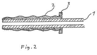 Procedimiento para moldear un elemento obturador a un medio de ignición con forma de cordón, medio de ignición con forma de cordón que se puede obtener con ello, y sistema de voladura.