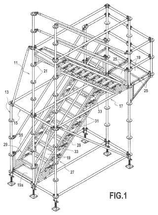 Estructura de andamiaje con escalera integrada.