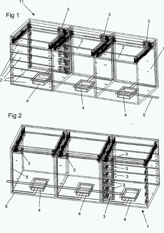 Mueble con al menos dos secciones de mueble desplazables de forma motorizada con respecto a al menos una primera sección de mueble.