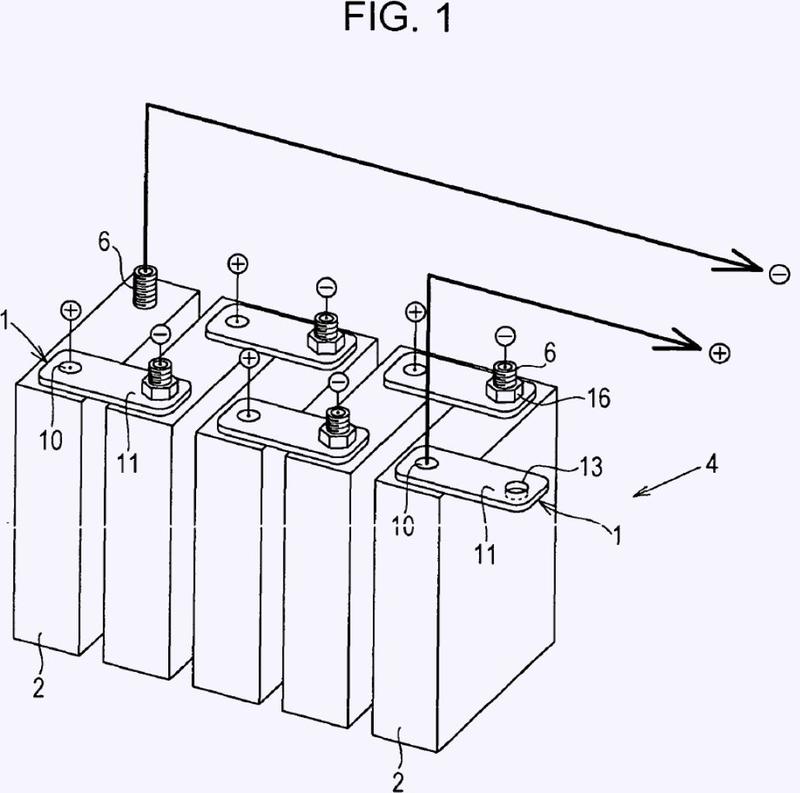 Elemento de conexión conductor de electricidad, proceso de fabricación del elemento de conexión conductor de electricidad, y batería equipada con el elemento de conexión conductor de electricidad como un electrodo.