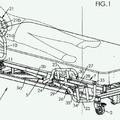 Ilustración 4 de Cama que comprende una barrera que incluye un punto de ayuda técnica en la posición sentada.